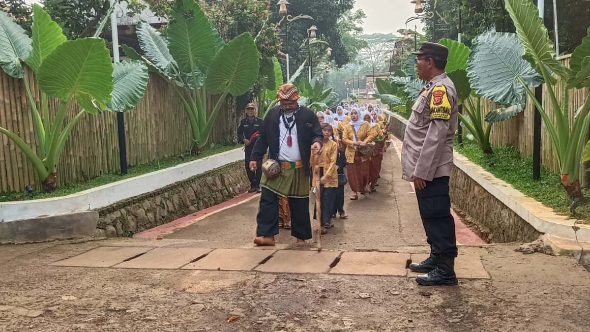 Polsek Bungursari Amankan Pentas Seni Mipit Nyi Pohaci di Desa Dangdeur