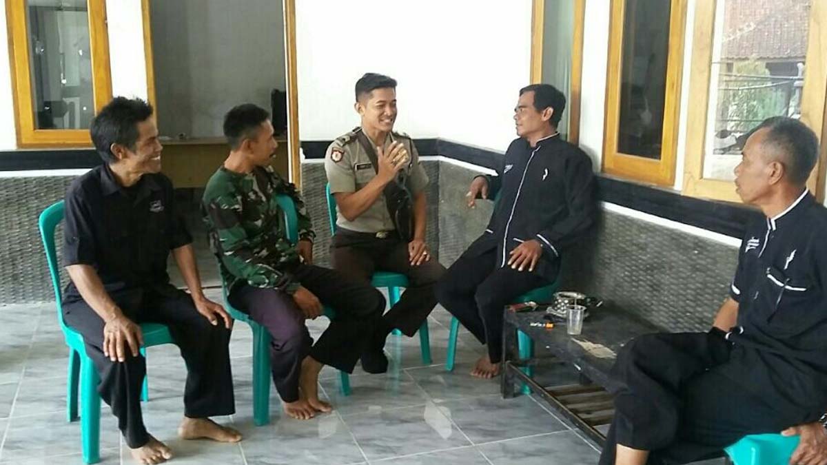 Bhabinkamtibmas Polsek Kiarapedes Bersama Aparat Desa Perkuat Pendataan Warga