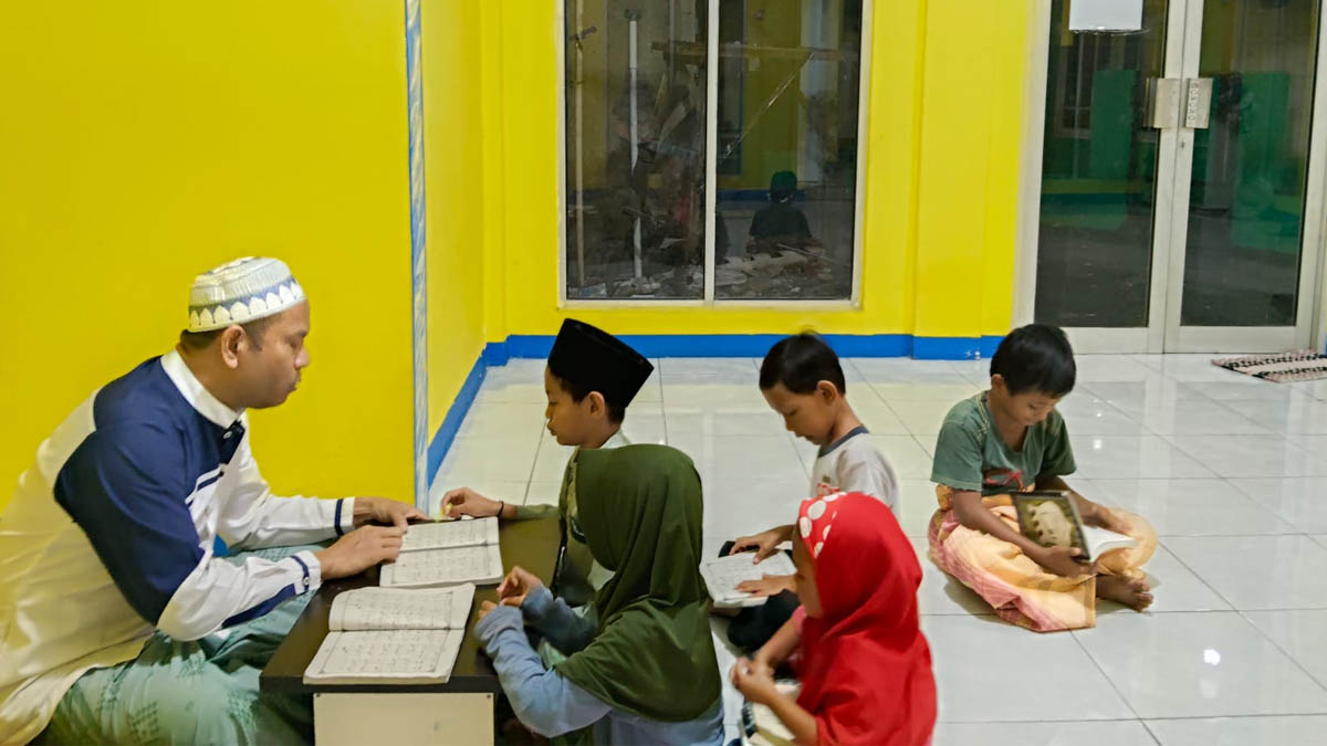 Bukan Hanya Bertugas, Polisi Sekaligus Dosen Ini Rutin Mengajari Anak-anak Membaca Iqro