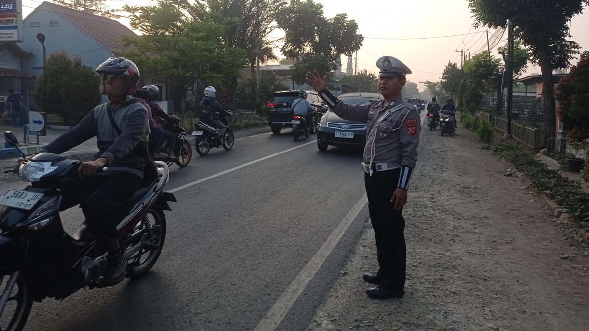 Kanit Lantas Polsek Cibatu Turun Langsung Atur Lalu Lintas, Wujud Pelayanan Polisi kepada Masyarakat
