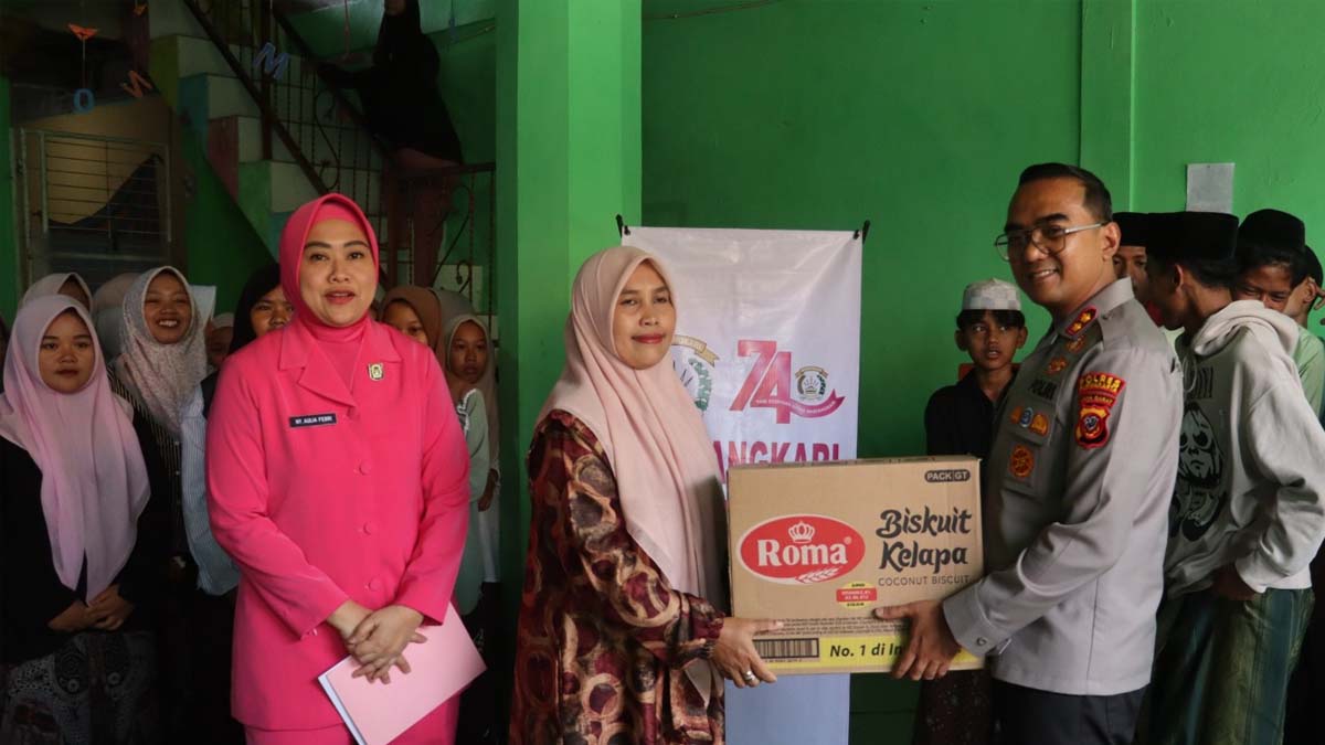 Kapolres Purwakarta Santuni Santri Ponpes Riyadhul Mubtadiin, Bawa Pesan Kepedulian