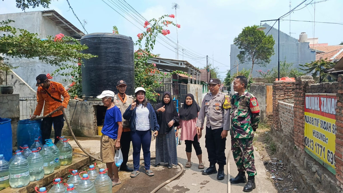Kemarau Panjang Bikin Warga Kesulitan Air, Polisi Salurkan 4.000 Liter ke Cilegong