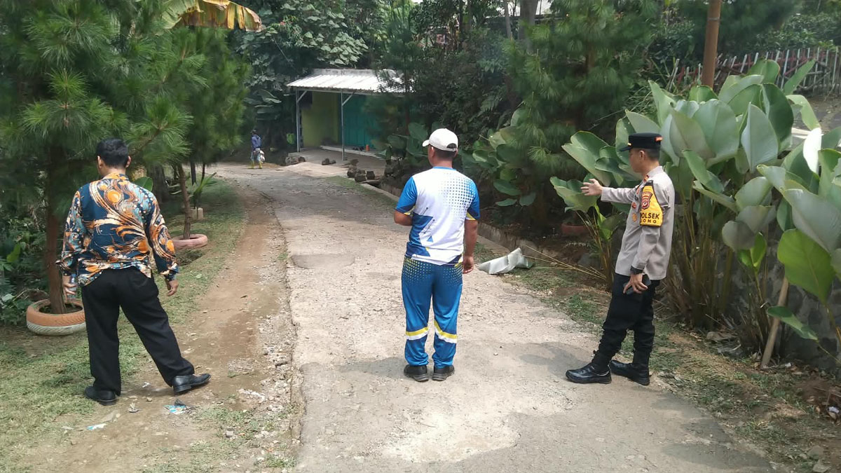 Jalan Rusak di Cikeris Dikeluhkan Warga, Polsek Bojong Turun Langsung Cek Lokasi
