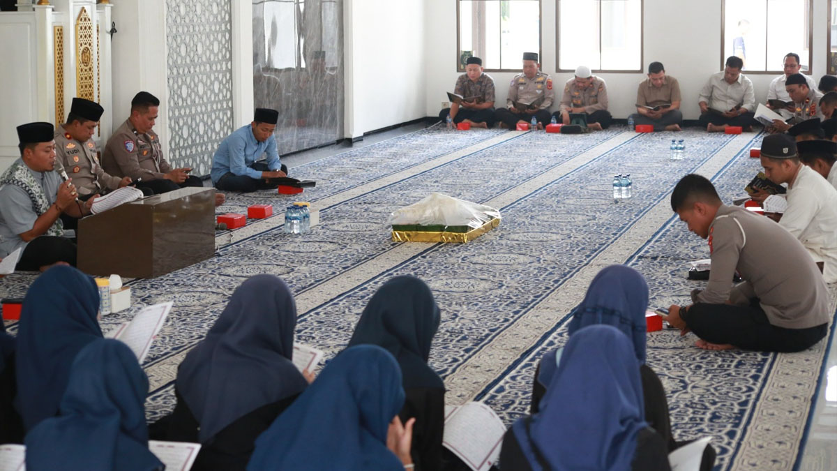 Khataman Al-Qur’an di Masjid Al-Husna Polres Purwakarta Jadi Momen Berbagi dengan Anak Yatim